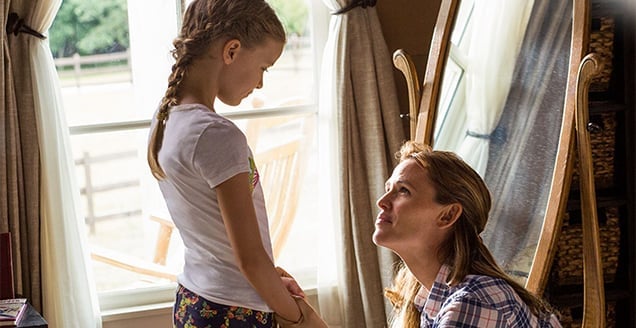 Jennifer Garner and Kylie Rogers in a scene from Miracles From Heaven