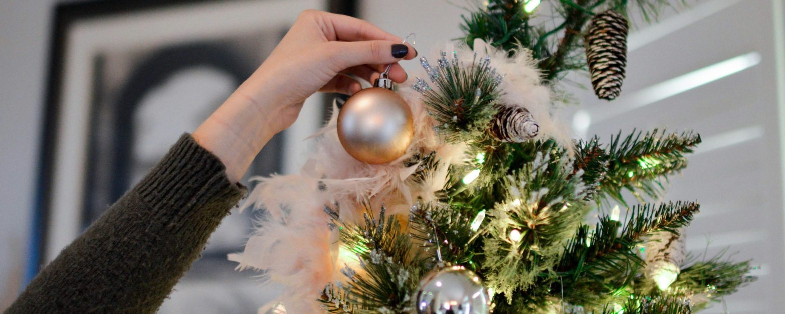 Decorating a Christmas tree, Element5 Digital on Unsplash